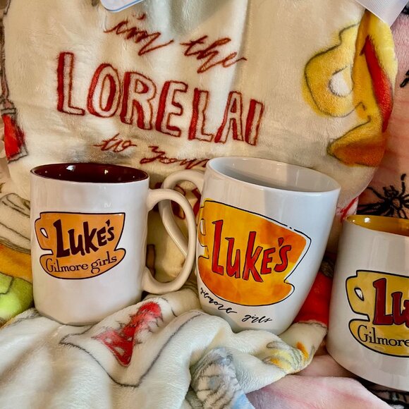 NEW Ultimate Gilmore Girls Super Fan Package: 2 Blankets, 3 Mugs, 1 Ornament - Picture 7 of 8